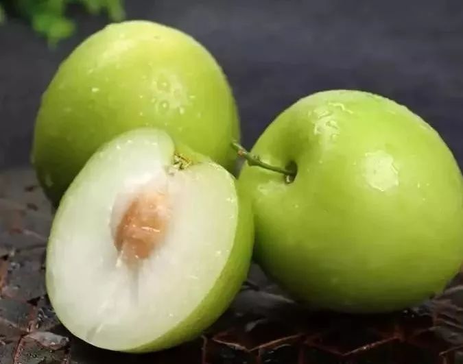 以上大胖肚子里只有一颗小小的核儿牛奶枣与一般青枣相比果核更小还有