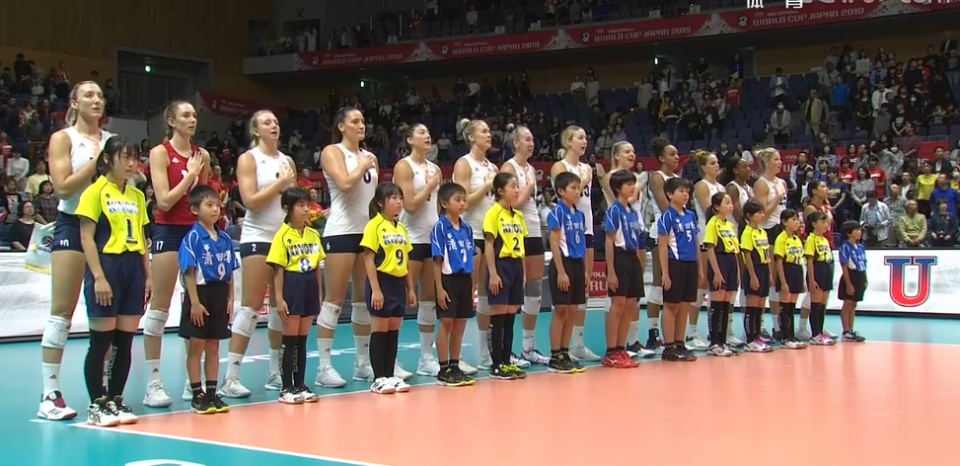 「老陈聊体育」女排迎2大好消息！郎平一动作引热议，朱婷砸地板的表演太精彩了