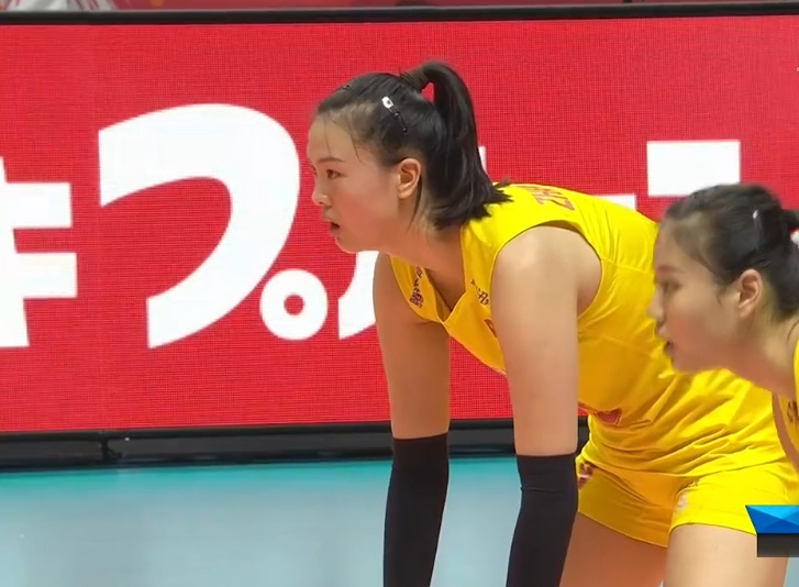 「老陈聊体育」女排迎2大好消息！郎平一动作引热议，朱婷砸地板的表演太精彩了