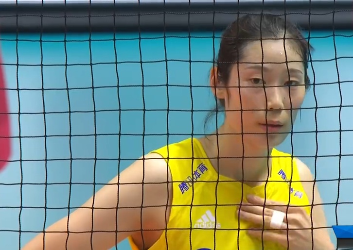 「老陈聊体育」女排迎2大好消息！郎平一动作引热议，朱婷砸地板的表演太精彩了