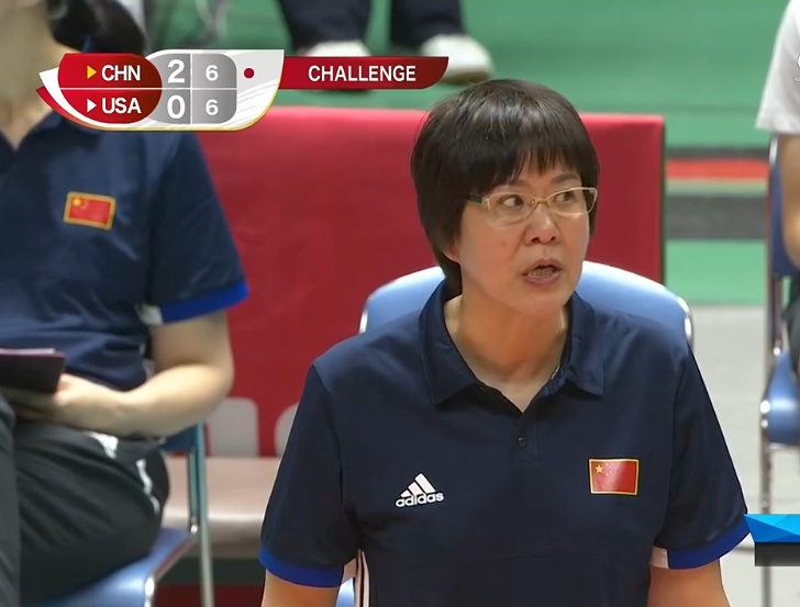 「老陈聊体育」女排迎2大好消息！郎平一动作引热议，朱婷砸地板的表演太精彩了