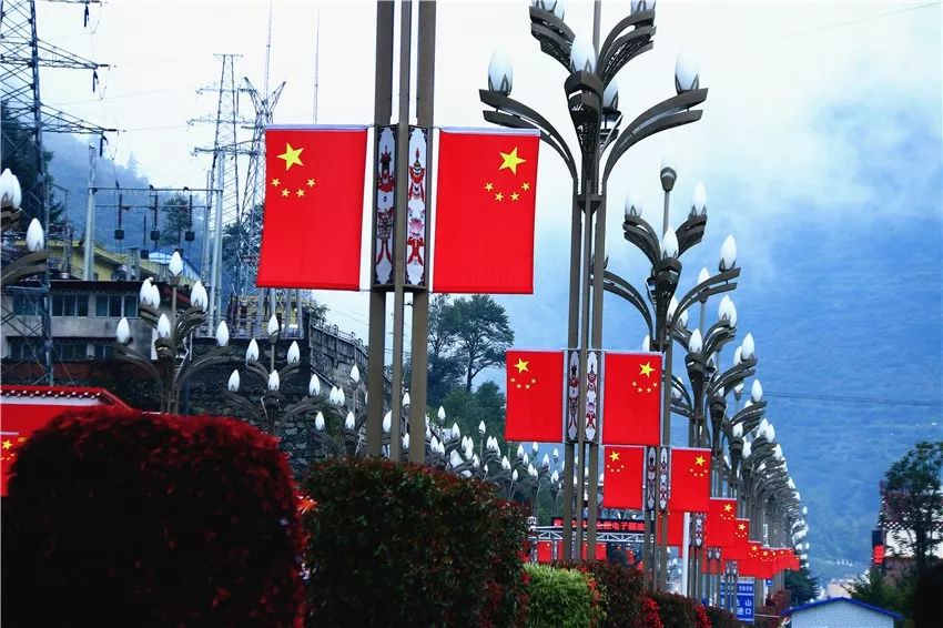 5000多面五星红旗迎风飘扬康定情歌城洋溢最美中国红