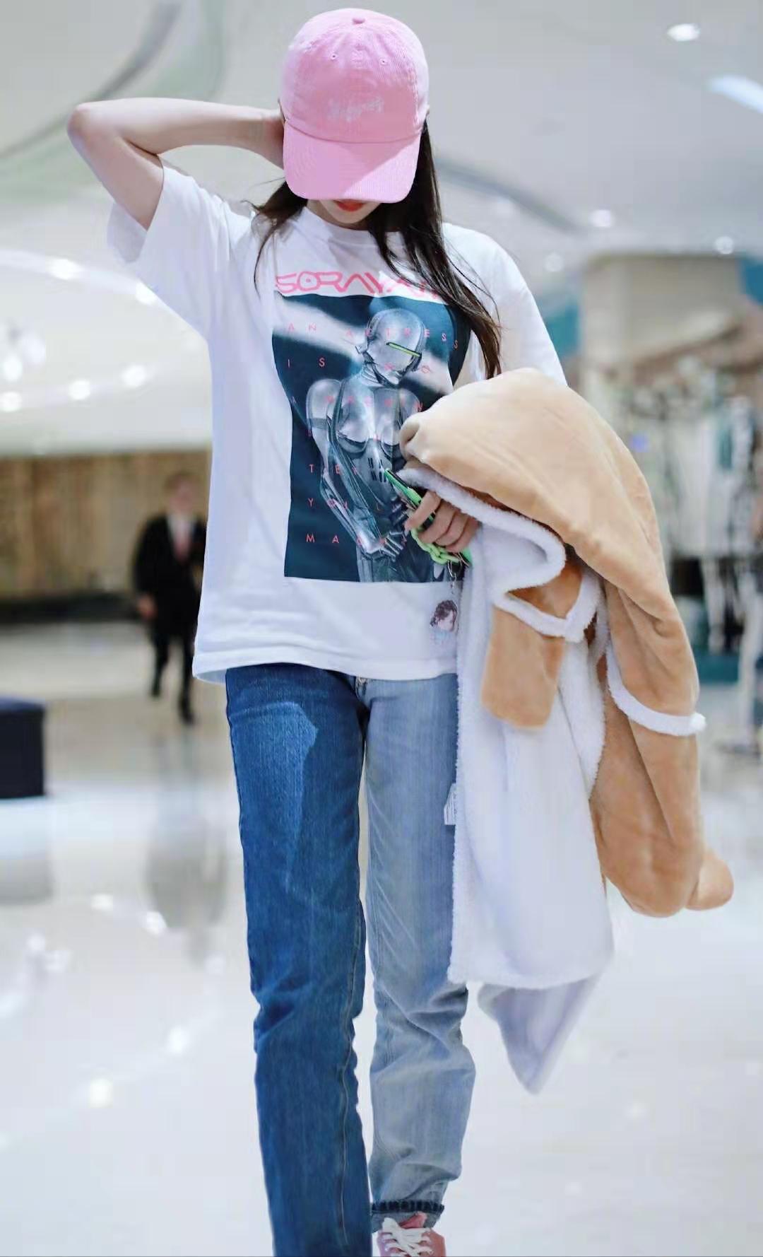 杨超越少女感十足衬衫碎花连衣裙双色裤洋溢着青春活力感