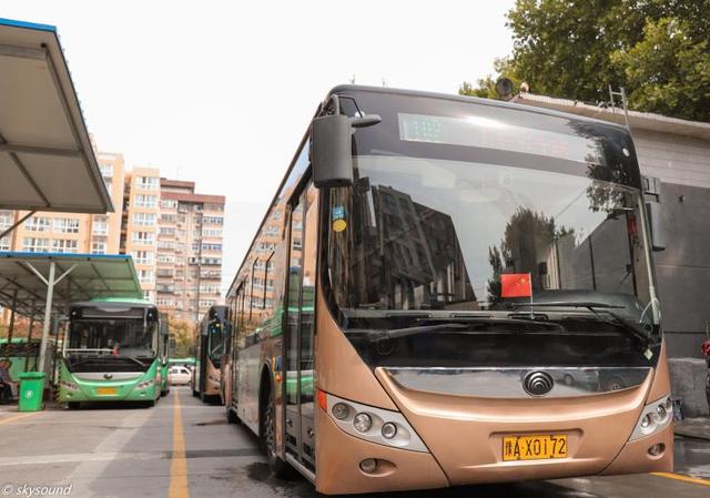 郑州102路公交车迎40岁生日!女司机曾经是主力军