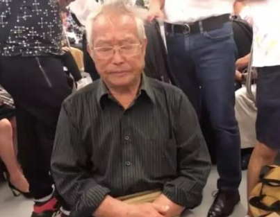 「合阳县融媒体中心」年轻人很累，凭什么要倚老卖老？自带板凳的79岁大爷火了