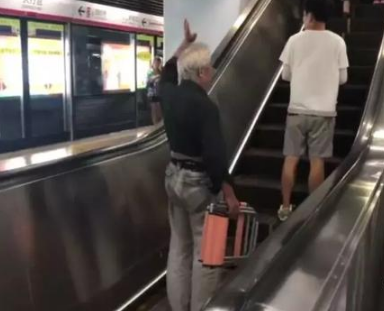 「合阳县融媒体中心」年轻人很累，凭什么要倚老卖老？自带板凳的79岁大爷火了