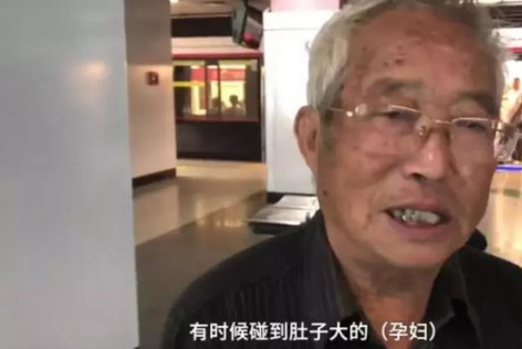 「合阳县融媒体中心」年轻人很累，凭什么要倚老卖老？自带板凳的79岁大爷火了