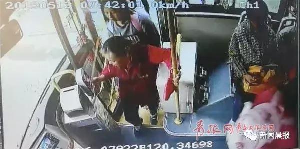 「合阳县融媒体中心」年轻人很累，凭什么要倚老卖老？自带板凳的79岁大爷火了