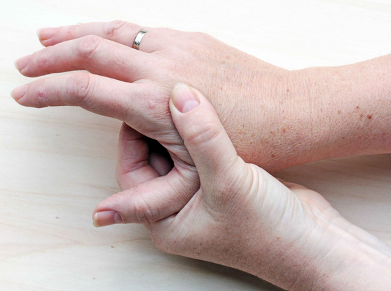 因为在这个部位布满了毛细和静脉血管,大鱼际处出现了青筋,可能和血液