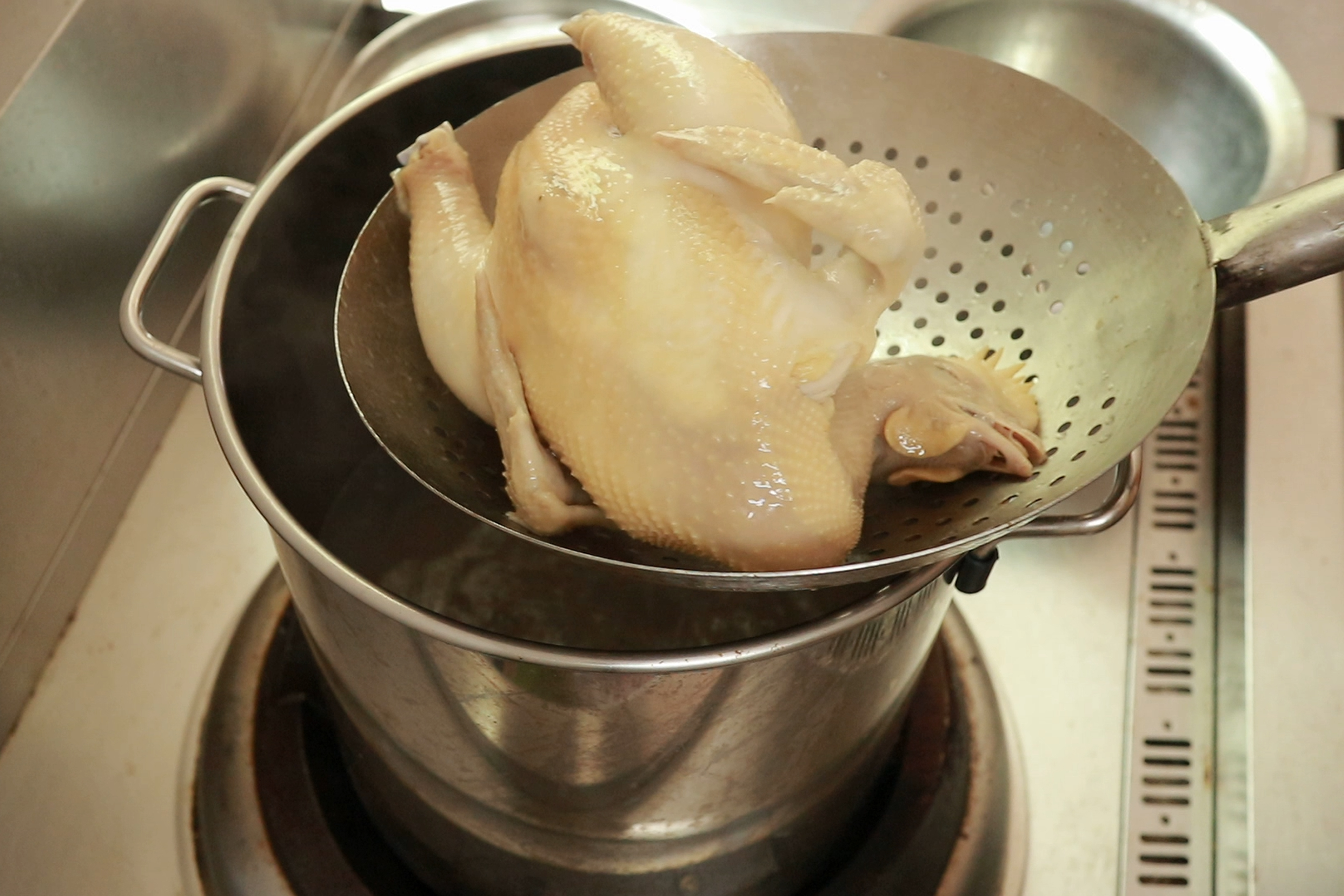 做好新疆椒麻鸡关键要80度煮鸡才能皮脆肉筋道