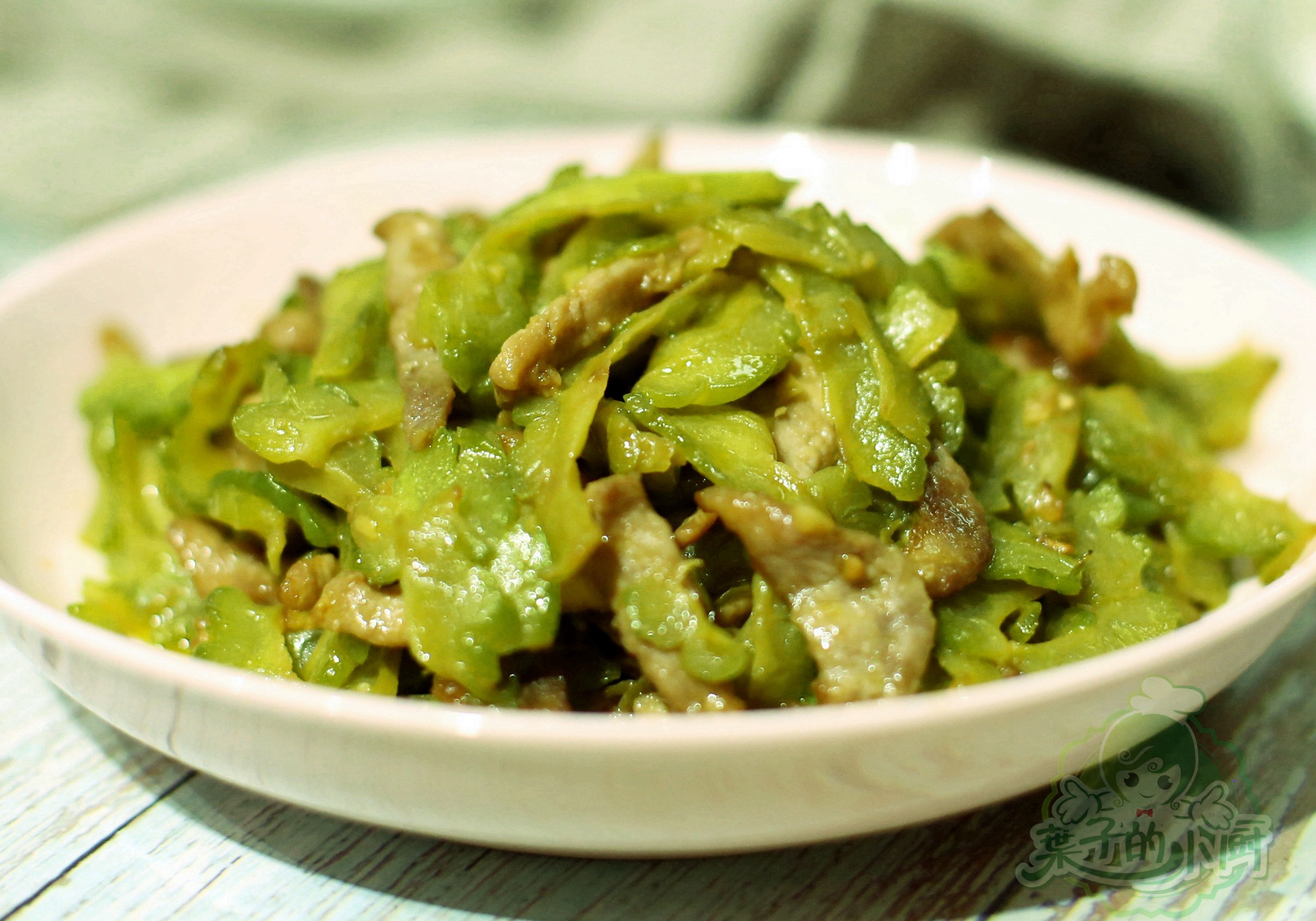 【小贴士】一般炒菜的顺序都先炒肉,将炒好的肉盛入来后再炒苦瓜,跟着