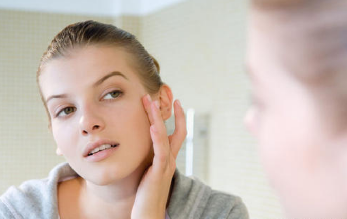 时尚大攻略：脸上痘痘反复难消，护肤方法要做对，记住三件事，痘痘不再有踪影