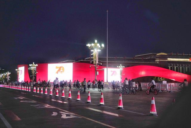 纵相新闻：今年国庆活动天安门广场怎么布置？专家组揭秘两组“红飘带”