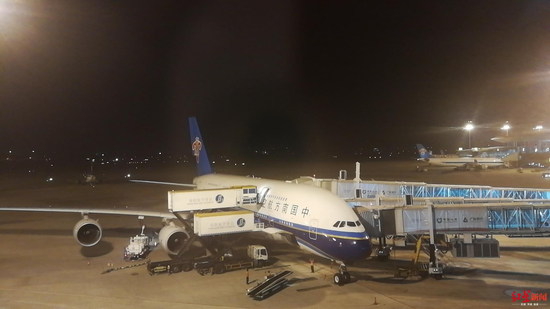 [红星新闻]大兴国际机场正式投运 首架航班顺利降落广州白云机场