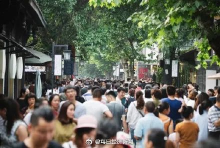 「中国消费者报」早间消费新闻｜多地考虑取消汽车限购；月嫂平均月薪达9795元