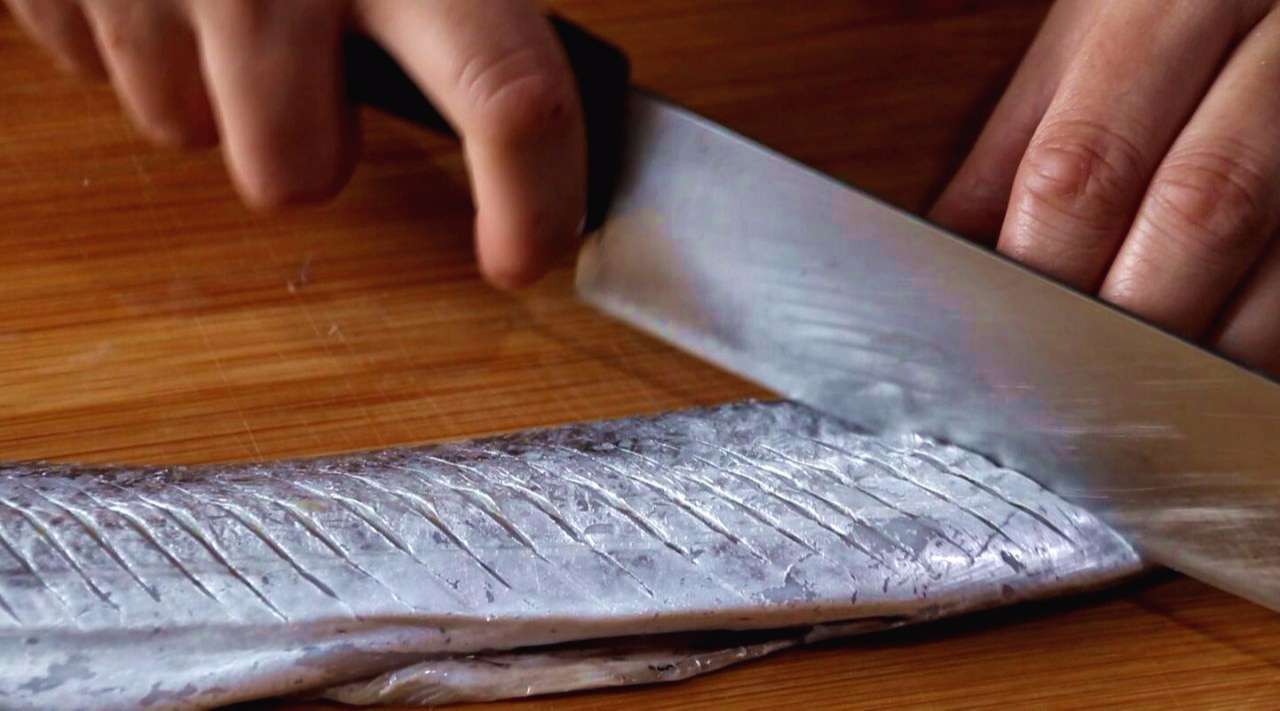 2条带鱼一小碗剁椒教你做好吃的剁椒蒸带鱼鲜香无腥味