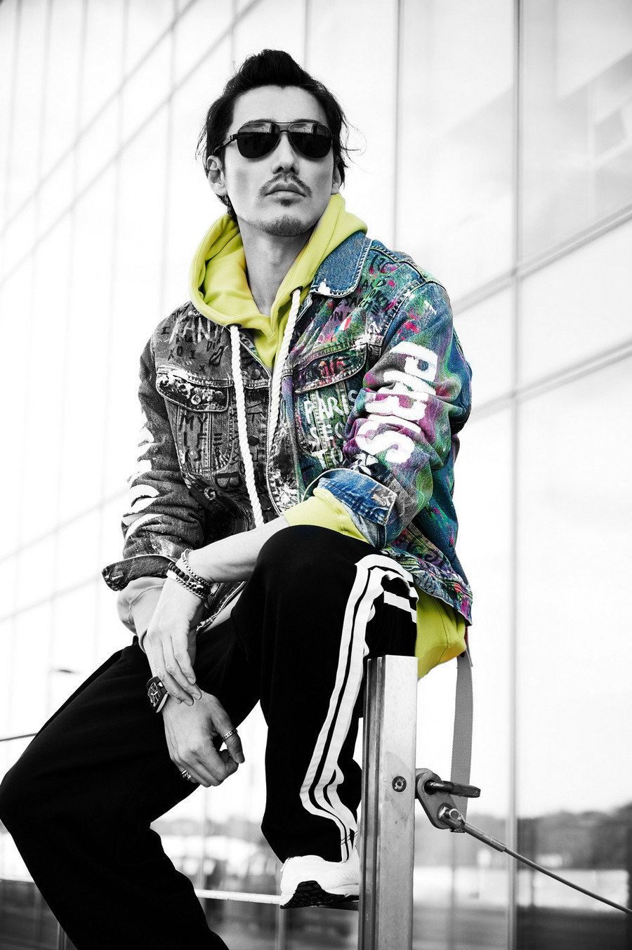 中国首席男模胡兵亮相大背头搭小胡子48岁男人味爆棚