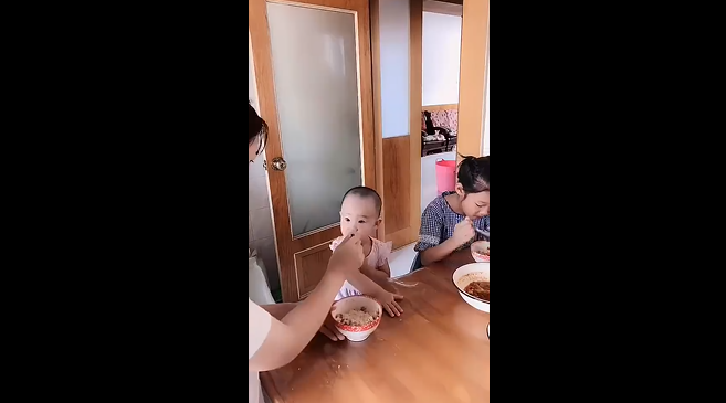#拜托了爸妈#为给孩子喂饭什么方法都用上了，这妈妈好有才，只是苦了姐姐