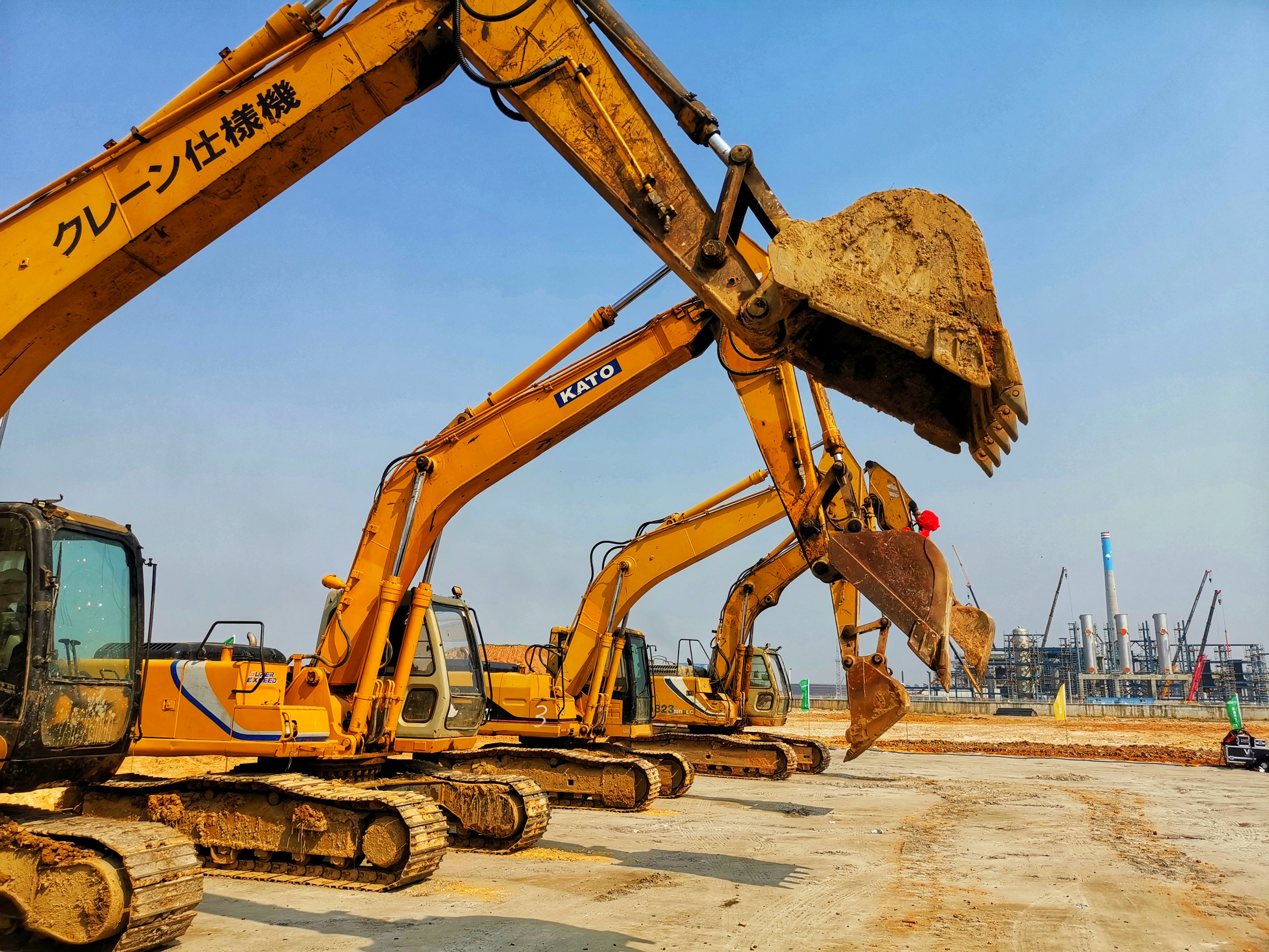 钩机,运输车辆整装待发