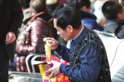 [河南交通广播]全球近4成方便面被中国人吃了去年我国人均消费29包方便面