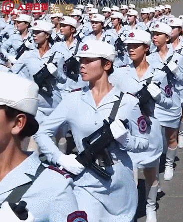 「天府TV」看完惊呆！这不是特效，这是阅兵式！女兵阅兵演练画面刷屏了