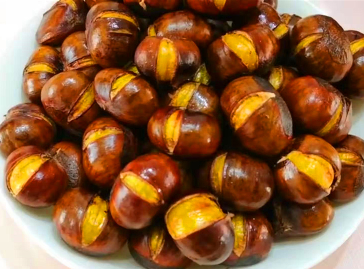 原来板栗壳难剥是用错水,学会这个方法,去皮干净不伤手_人民号