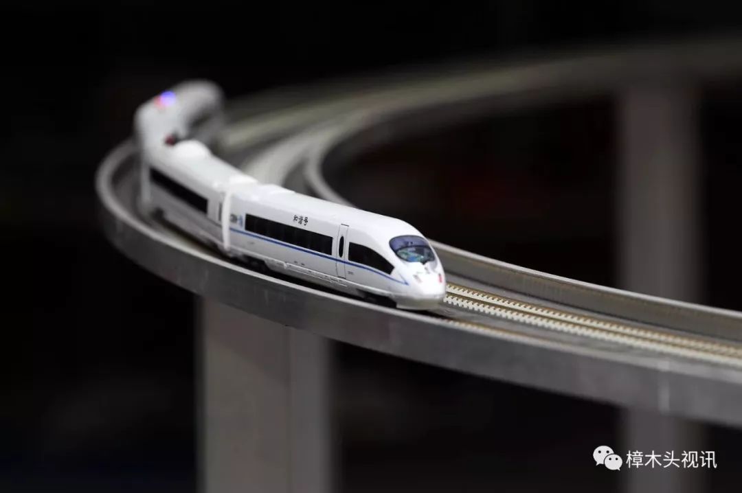 桥梁周边做成悬崖模型,衬托整个高铁系统,希望这个高铁系统能成为