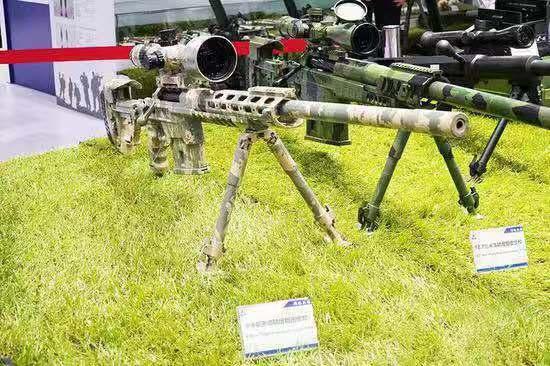 「中国小康网」这款机枪可顶水杯连射，射程是7.62毫米机枪的2倍，稳定性高