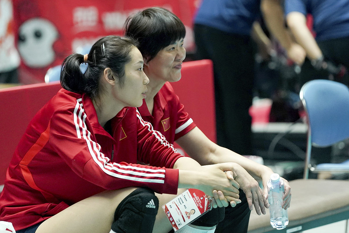 「体坛球真相」中国女排全力备战荷兰！男教练强攻锻炼女排拦网，针对荷兰一人