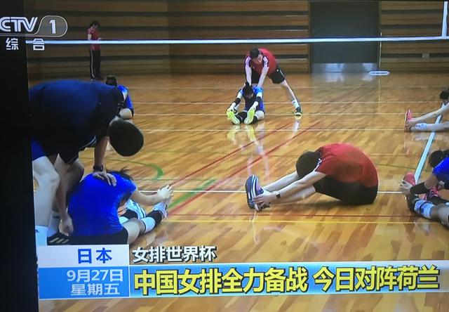 「体坛球真相」中国女排全力备战荷兰！男教练强攻锻炼女排拦网，针对荷兰一人