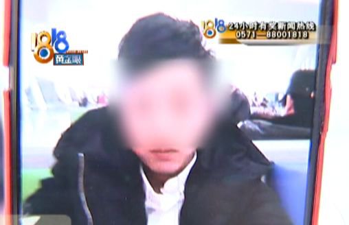 【半岛晨报】情侣当街闹分手，金镯子金项链甩在了地上，谁都没捡……后悔了