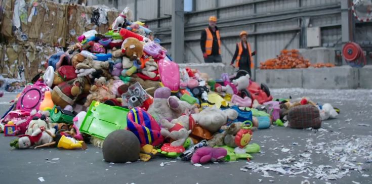 「英国报姐」噩耗：儿童套餐再也不送塑料玩具了！