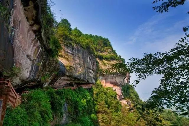 除了恐龍足跡,丹霞地貌 還有著媲美元陽的美麗梯田 在白雲觀所在的老