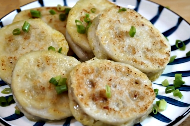 [豆弟煮]莲藕别再炒着吃了，学会新做法，上锅一煎，外酥里嫩，家人特爱吃
