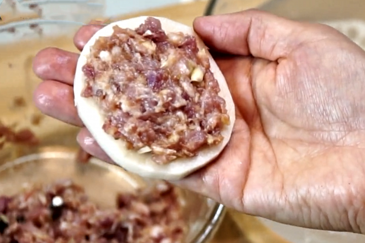 [豆弟煮]莲藕别再炒着吃了，学会新做法，上锅一煎，外酥里嫩，家人特爱吃