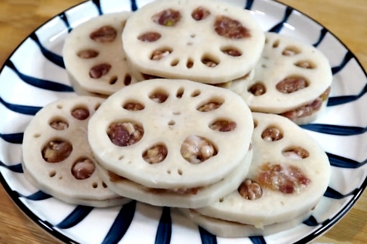 [豆弟煮]莲藕别再炒着吃了，学会新做法，上锅一煎，外酥里嫩，家人特爱吃