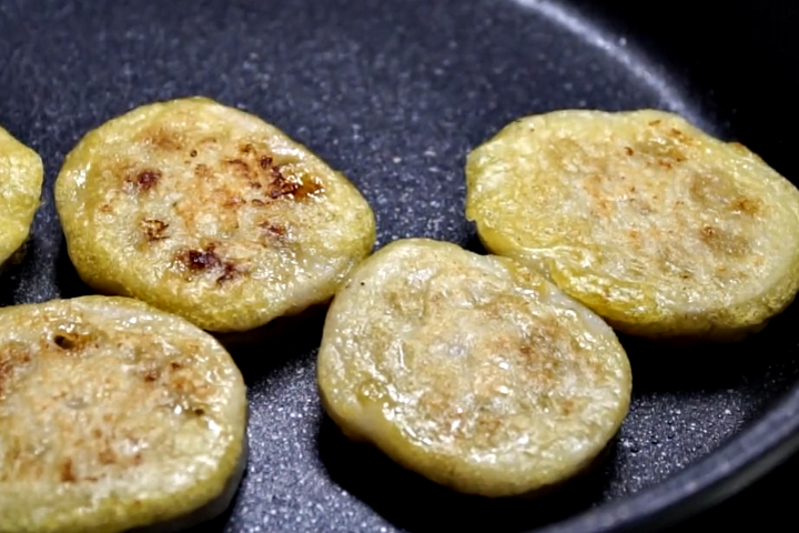 [豆弟煮]莲藕别再炒着吃了，学会新做法，上锅一煎，外酥里嫩，家人特爱吃