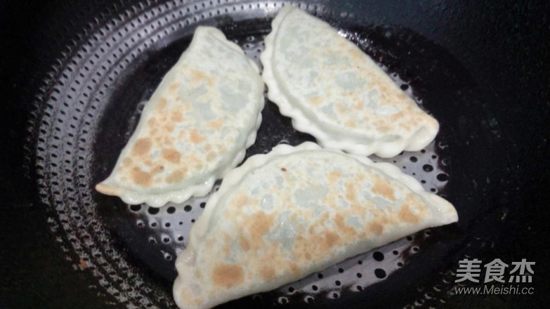 「美食杰一食一刻」韭菜盒子简单做法，不用不发面不饧面，放凉也不会变硬