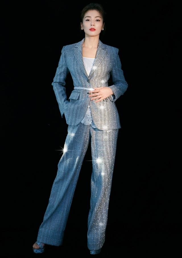 41岁刘涛气场全开蓝色西服亮面阔腿裤半扎马尾超减龄