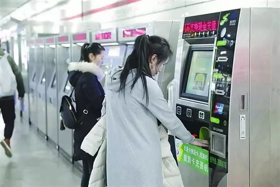 「新周刊」智能时代，可把我妈害惨了