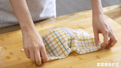 [菜菜美食日记]教你面条新做法，一小碗就能吃到饱，学会了自己开店，四川人爱吃