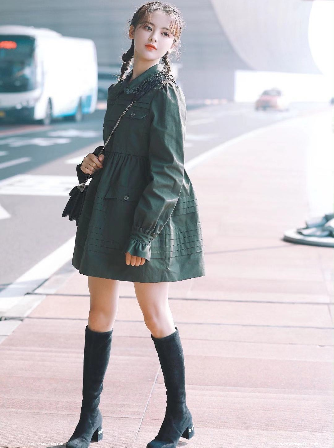 杨超越开启时装周之旅绿色府绸连衣裙搭配黑色皮靴可爱又摩登