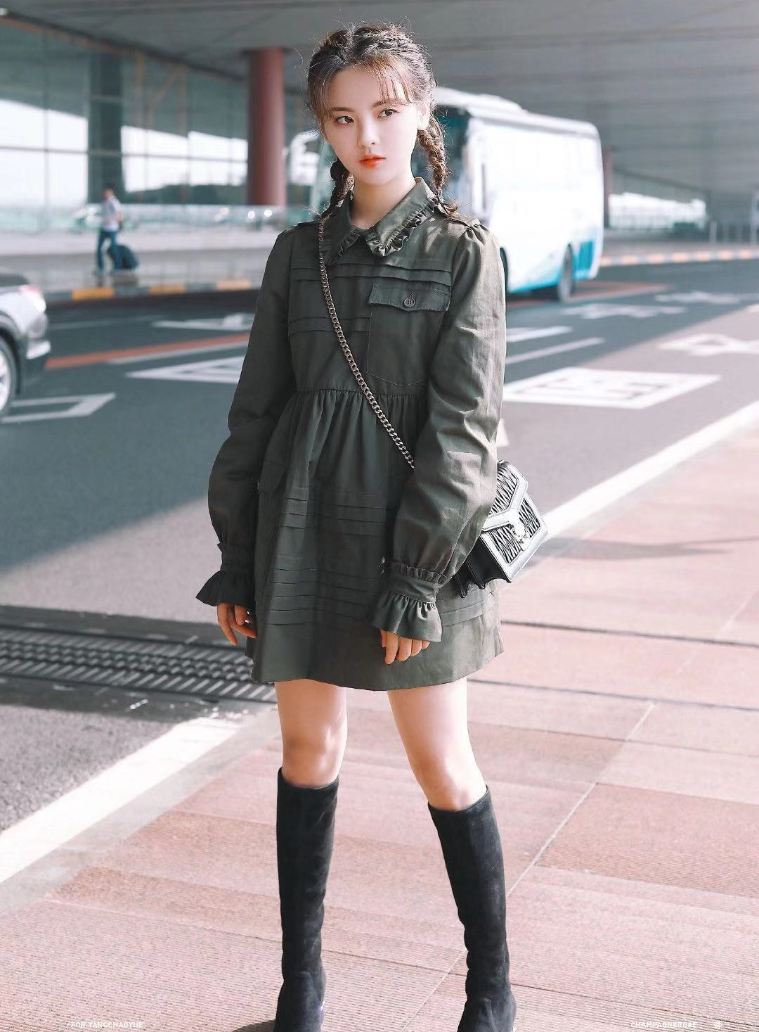 杨超越开启时装周之旅绿色府绸连衣裙搭配黑色皮靴可爱又摩登