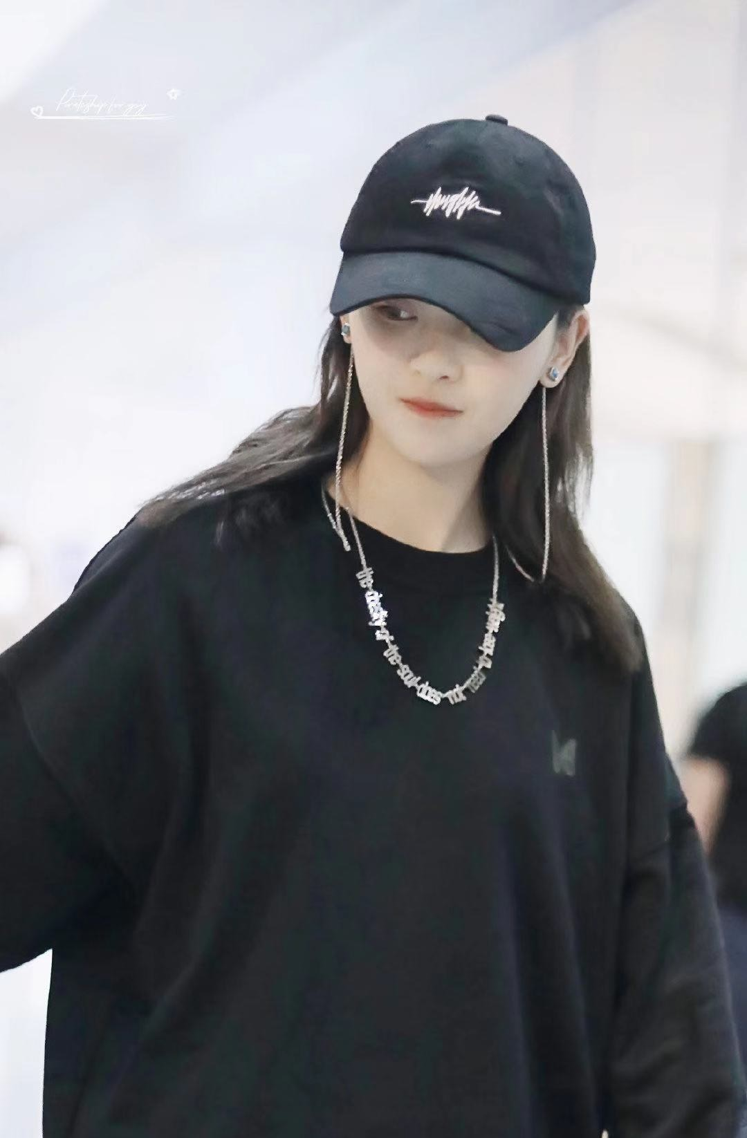 杨超越开启时装周之旅绿色府绸连衣裙搭配黑色皮靴可爱又摩登