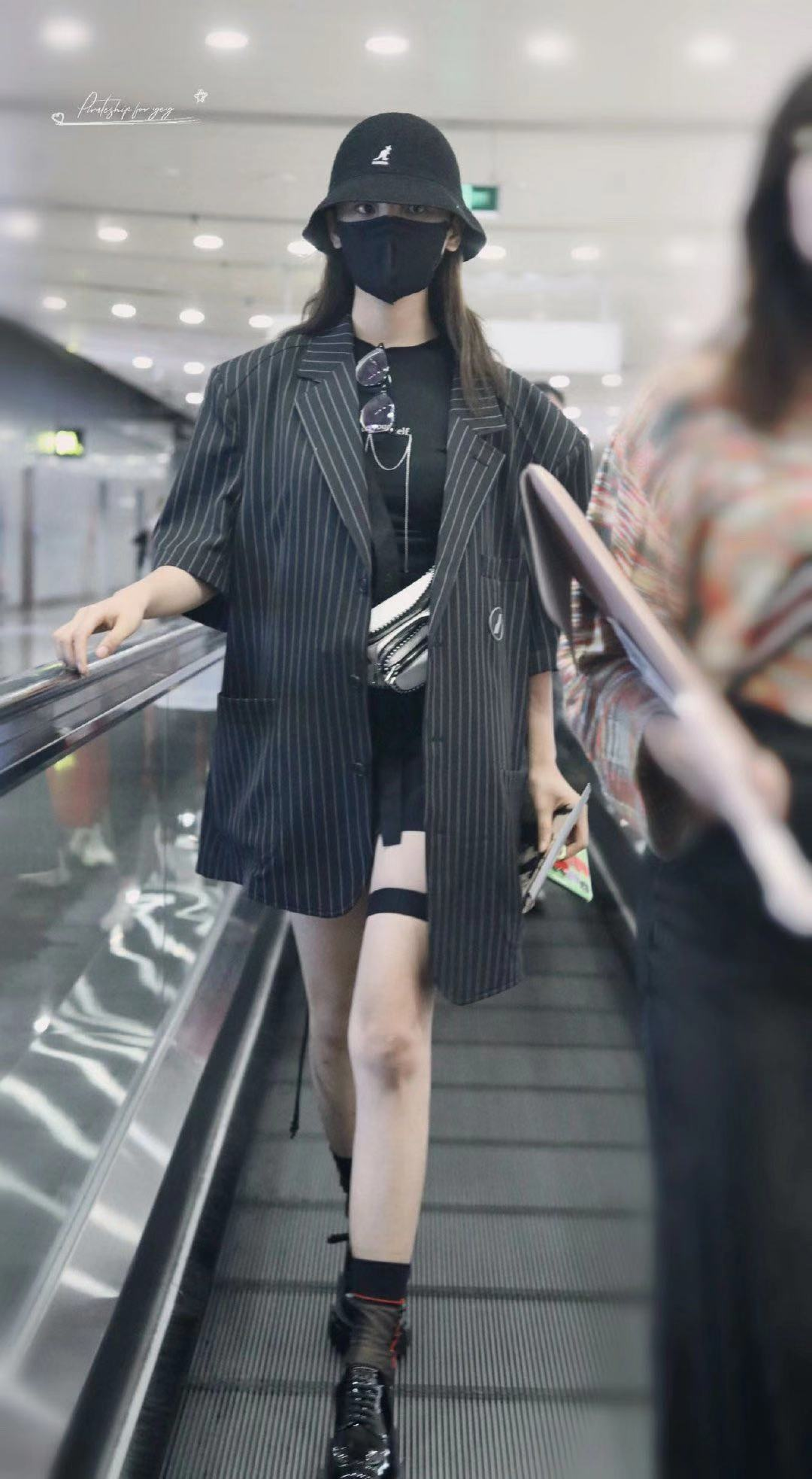 杨超越开启时装周之旅绿色府绸连衣裙搭配黑色皮靴可爱又摩登