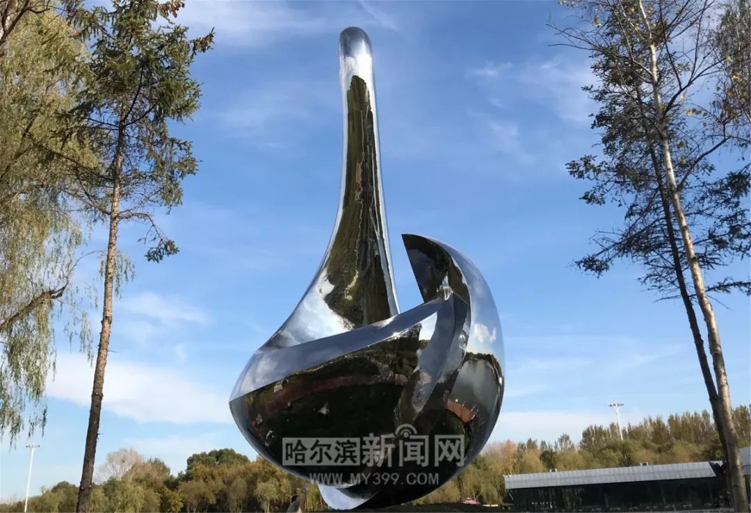 #哈尔滨新闻网#俄罗斯美协主席亲自操刀！太阳岛新来那只“比树还高的大天鹅”来头不小｜今日揭幕，你不去看看？