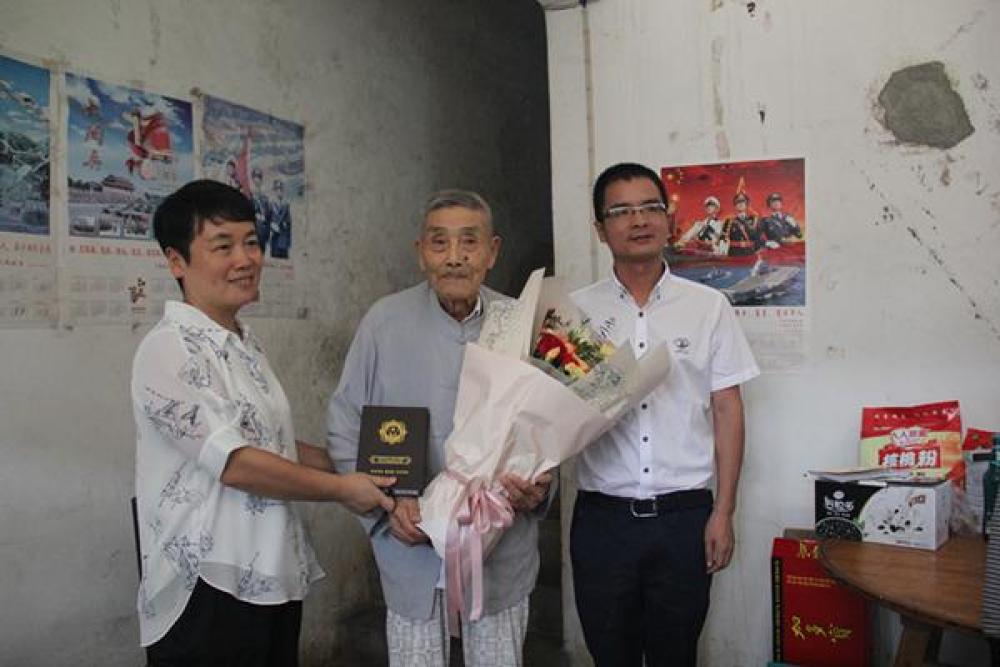 【经济日报】一枚纪念章背后，是一位深藏战功70年的老人