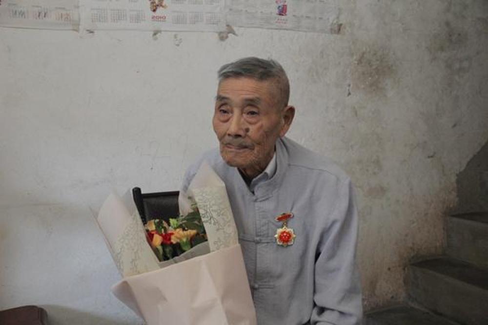 【经济日报】一枚纪念章背后，是一位深藏战功70年的老人