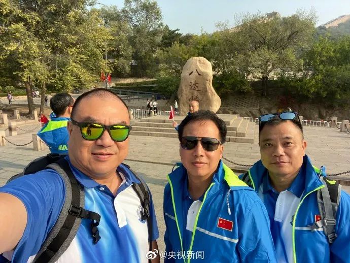 河南都市频道：圆梦啦！光头警长刘Sir一行如愿登上长城