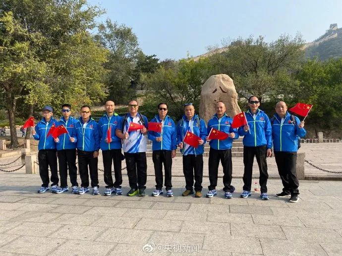 河南都市频道：圆梦啦！光头警长刘Sir一行如愿登上长城